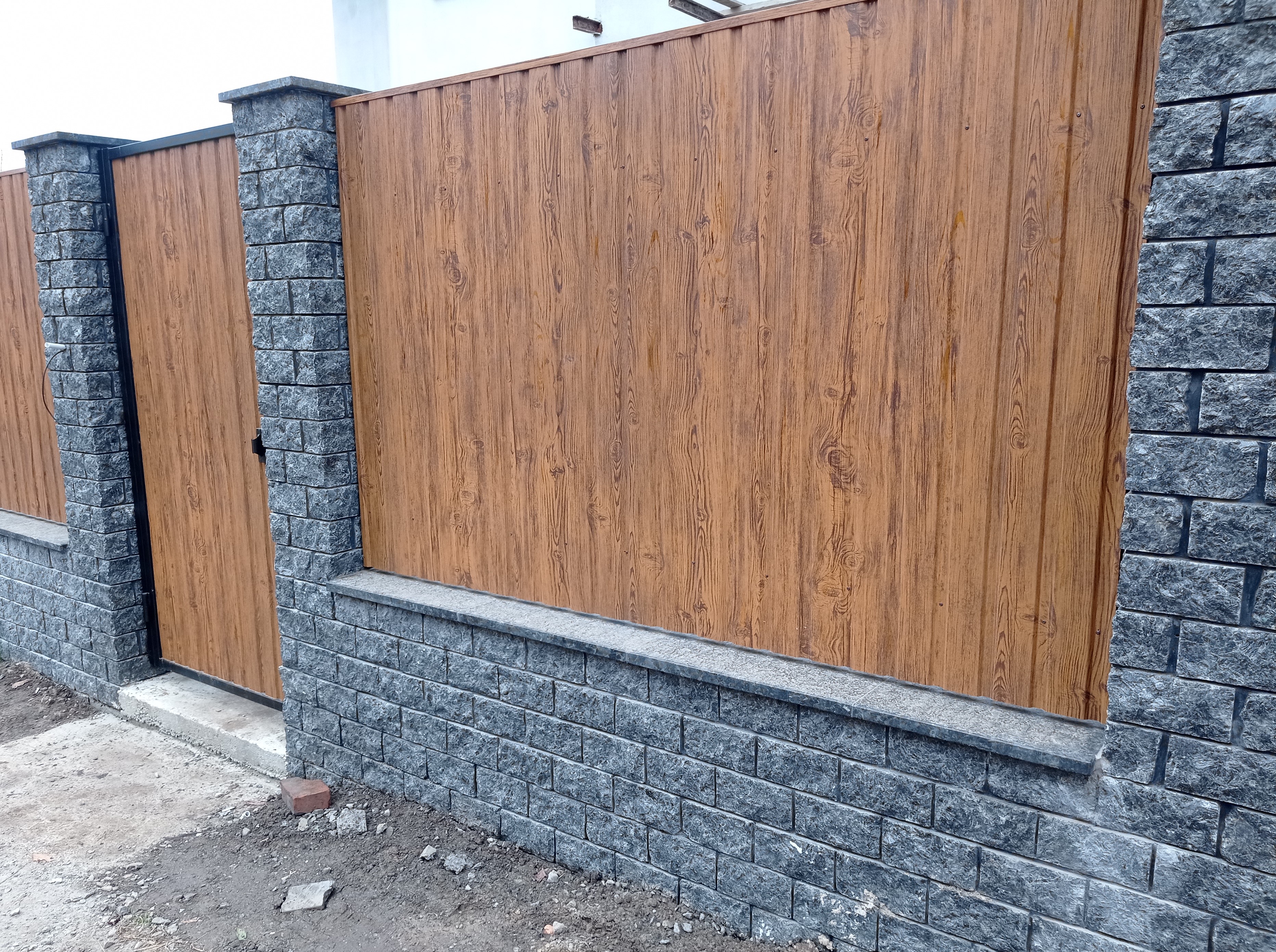 Паркан з природнього каменю